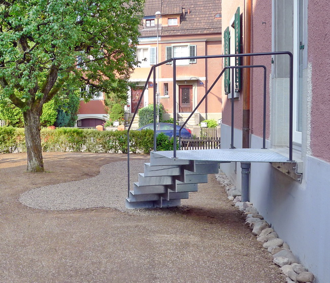 Gartentreppe Riffelblech mit Handlauf Blick entlang Hausfassade 09