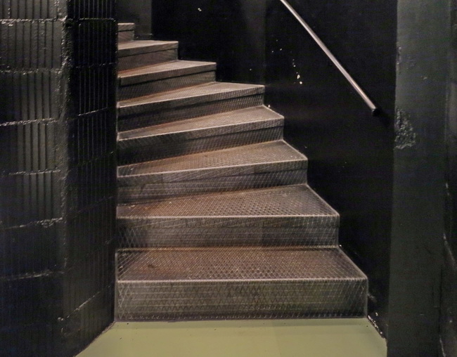 Treppe zum Keller mit neuem Belag aus rohem scharzem Riffelblech