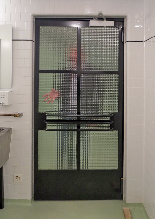 WC Türen aus Stahl mit Rohrbügel und Drahtlas