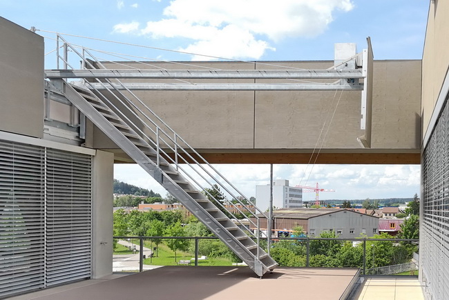 Automatische Treppe mit zwei Achsen Antrieb als Zugang zum Dach