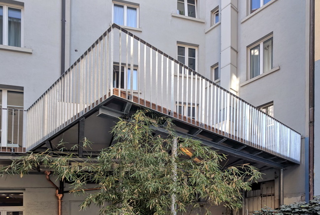 Terrasse mit Geländer für Innenhof von Hotel