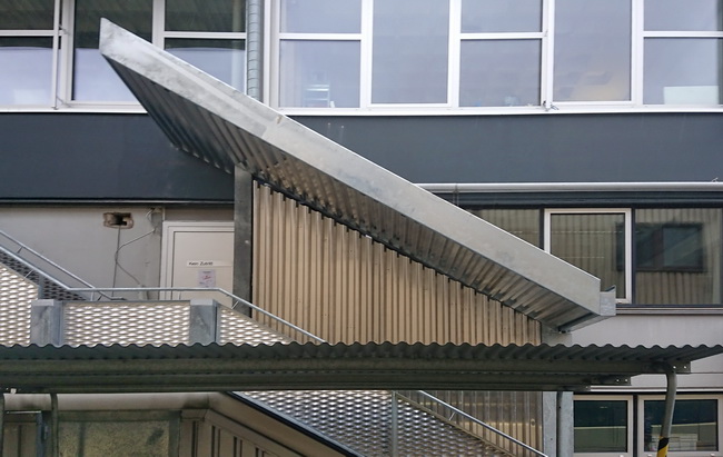 Fluchttreppe Umbau mit Dach aus Wellblech und neuem Geländer aus Streckmetall