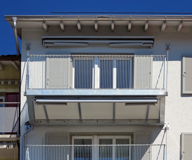 Balkone mit Geländer durch Zugstange an Fassade montiert