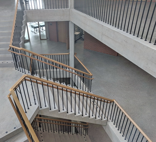 Geländer im Treppenhaus der neuen Schulanlage Halden in Opfikon