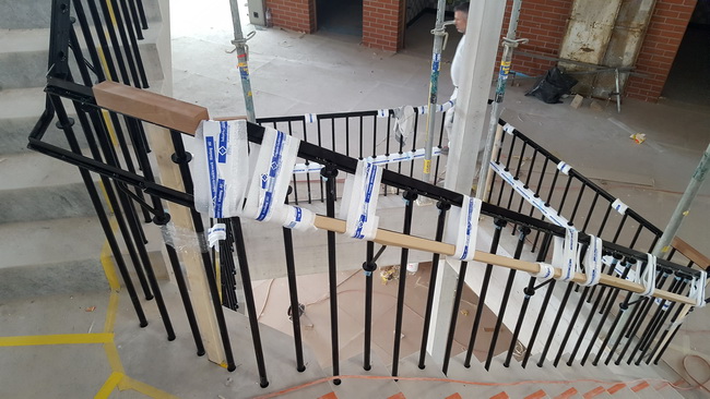 Geländer im Treppenhaus der neuen Schulanlage Halden in Opfikon
