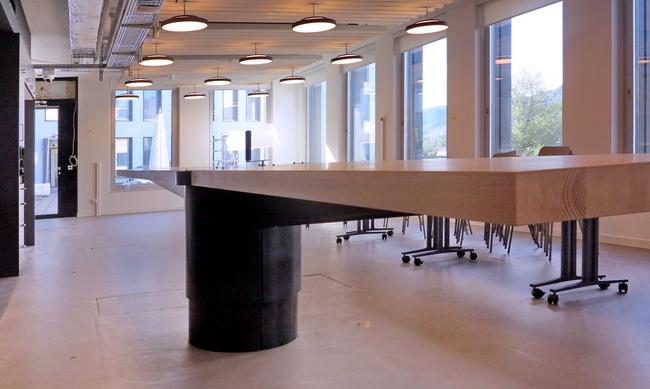 Höhenverstellbarer Tisch mit Handkurbel für Facebook Zürich