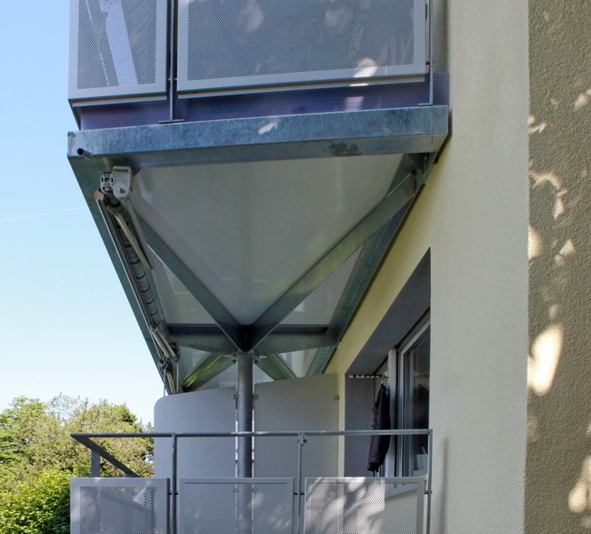 Doppelbalkone mit zentraler Stütze, Sichtschutz und Geländer aus Lochblech