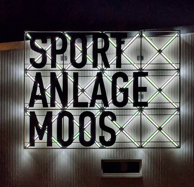 Leuchtschrift Billboard für Sportanlage im Moos Rüschlikon, Hinder Schlatter Feuz
