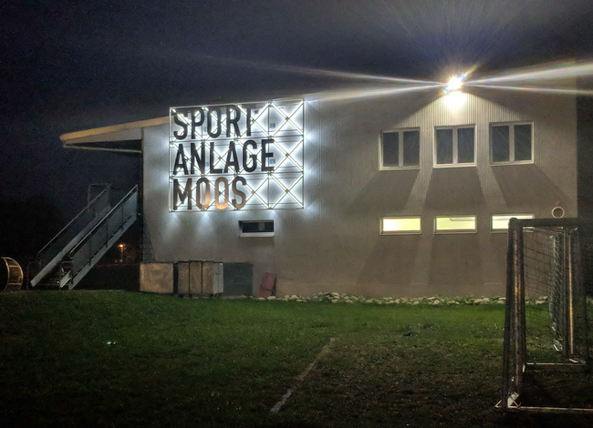 Leuchtschrift Billboard für Sportanlage im Moos Rüschlikon, Hinder Schlatter Feuz