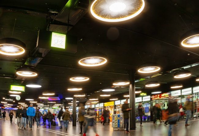 Weihnachtsbeleuchtung Bahnhof Bern, Leuchtenabdeckungen mit Stern in Gold