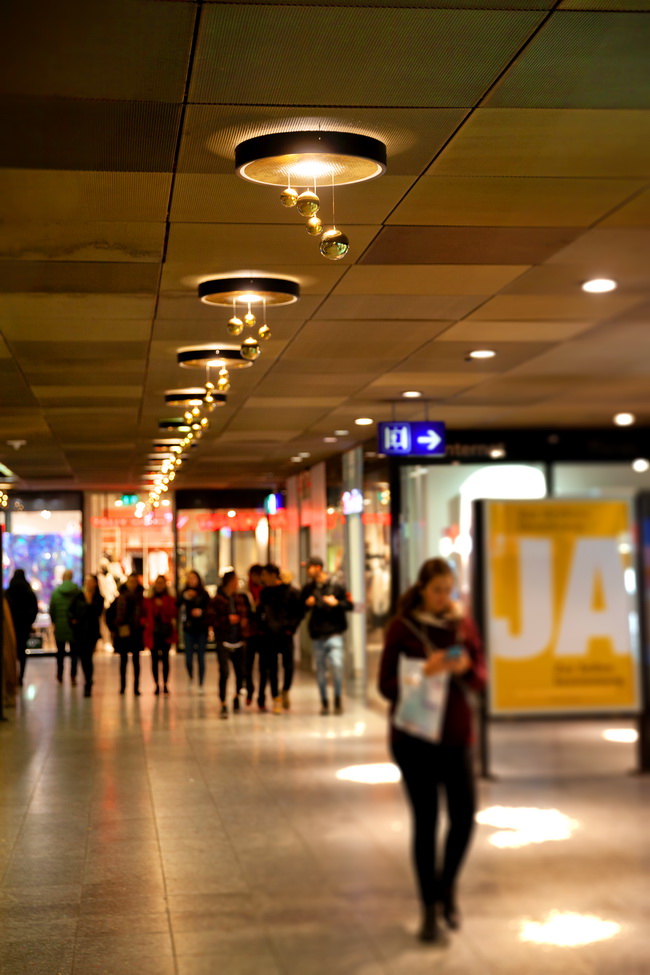 Weihnachtsbeleuchtung Bahnhof Bern, Leuchtenabdeckungen mit Stern in Gold
