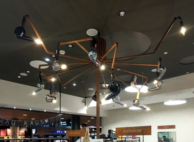 Leuchter aus Haartrockner für Mc Coiffeure im Flughafen Zürich