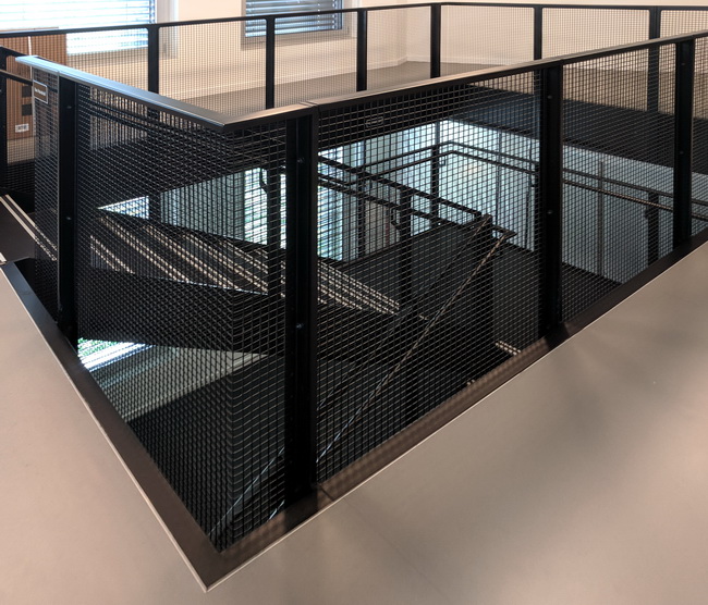 Treppe mit Gitter Geländer - Metall Werk Zürich AG