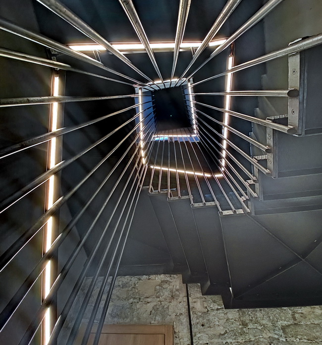 bodmerhaus fluchttreppe rohstahl handlauf licht 16