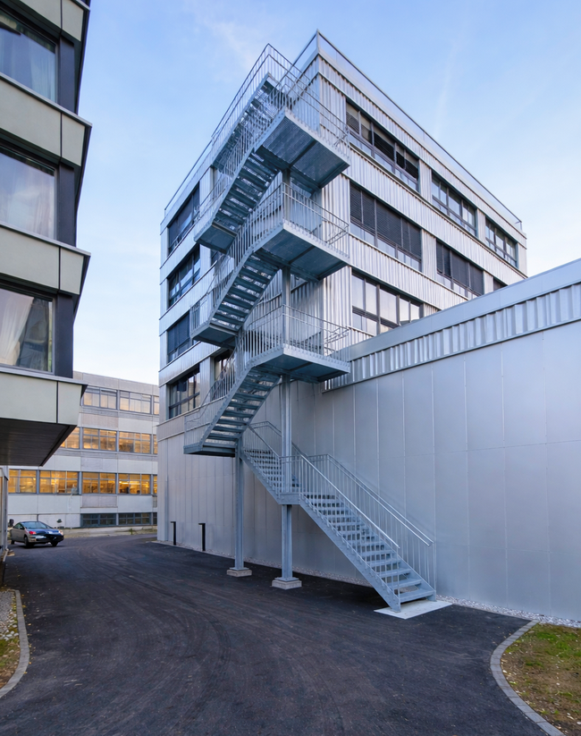 fluchttreppe aussentreppe treppenturm gitterroste 01