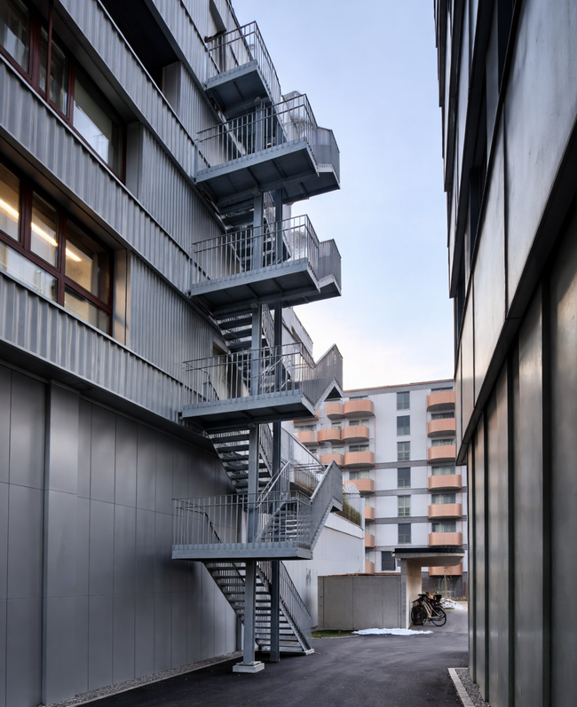 fluchttreppe aussentreppe treppenturm gitterroste 02