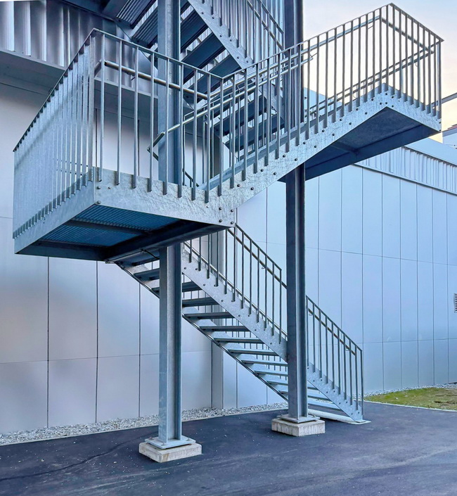 fluchttreppe aussentreppe treppenturm gitterroste 03
