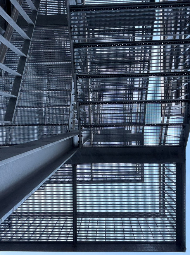 fluchttreppe aussentreppe treppenturm gitterroste 04