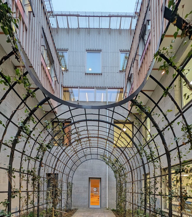 pergola rankgeruest innenhof kinderspital 03
