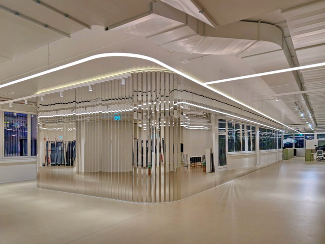 spiegelwand wellblech mirrorfinish axpo 01