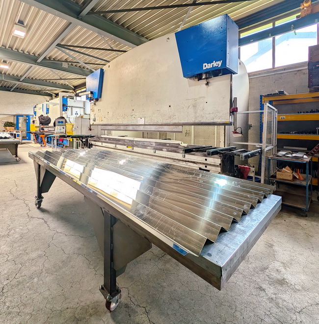 spiegelwand wellblech mirrorfinish axpo 13