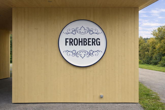 2024 0474 wirtshausschild wegweiser signaletik frohberg 02