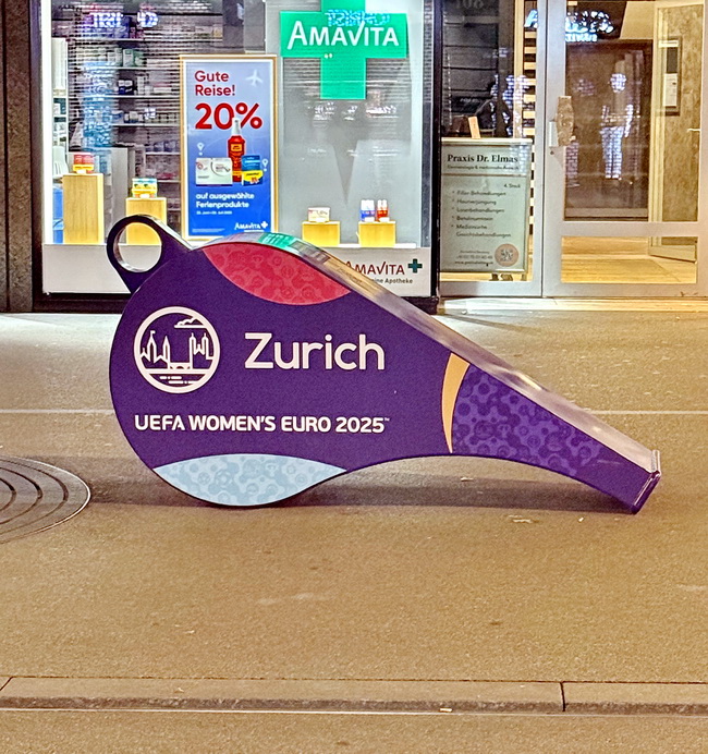 Trillerpfeifen fuer die frauen fussball em gross 02