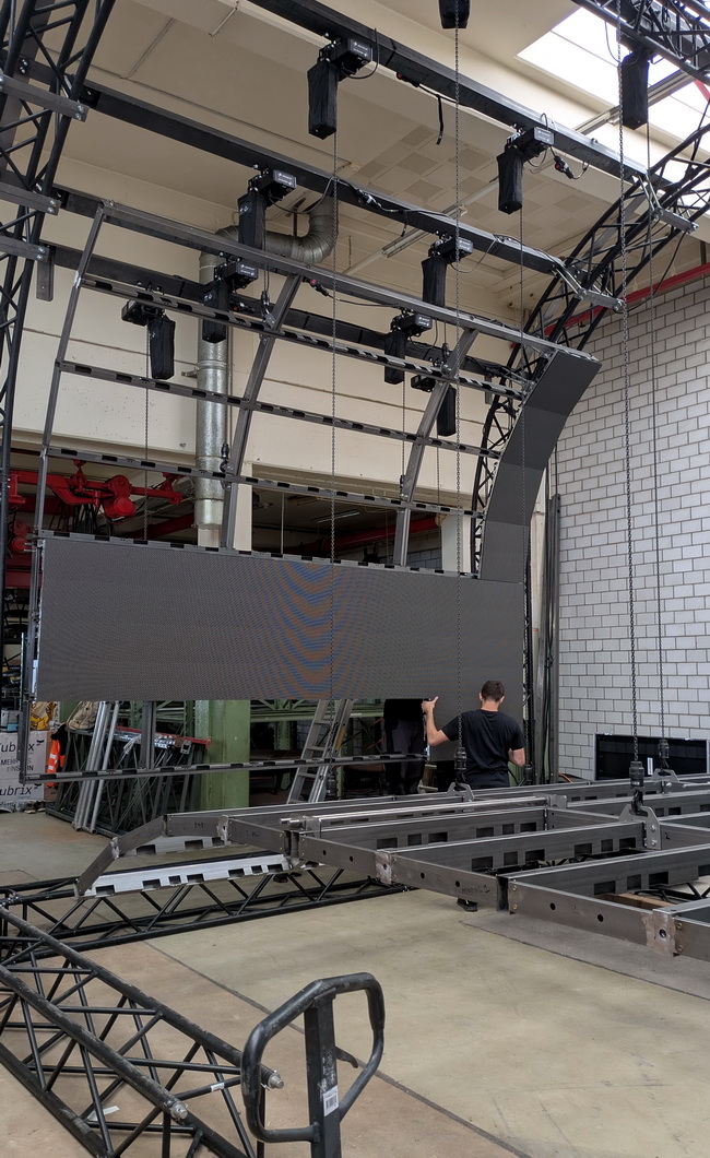 2025 0158 curved led wall fesival dj buehne frame 09