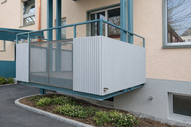 anbaubalkone und gelaender mit wellblech 04